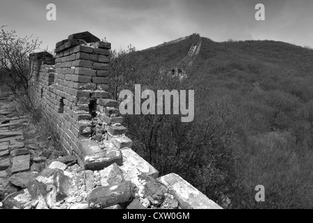 Image en noir et blanc de la section de Mutianyu de la Grande Muraille de Chine, Beijing, vallée de Mutianyu Provence, Chine, Asie. Banque D'Images