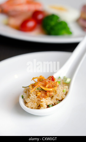 Riz frit croustillant et nouilles, sauce aigre-douce dans la cuisine thaïlandaise , cuillère Banque D'Images