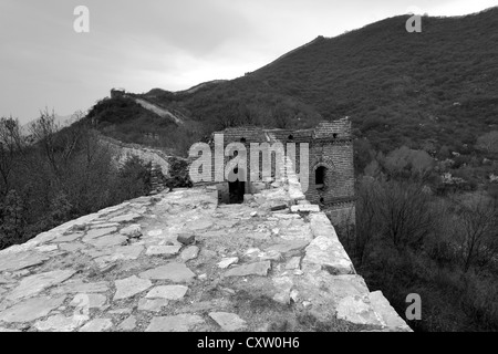 Image en noir et blanc de la Grande Muraille de Chine près de Jinshanling, village Provence Beijing, Chine, Asie. Banque D'Images