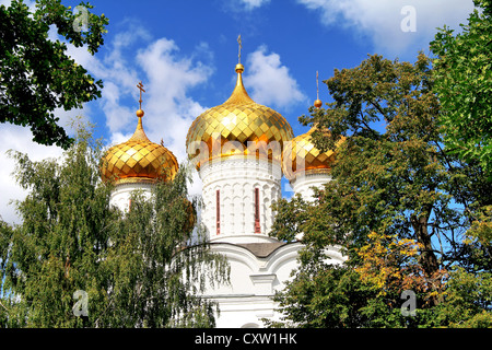 Des coupoles dorées de la cathédrale de la Trinité en monastère Ipatiev, Kostroma, Russie Banque D'Images