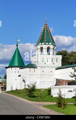 Les murs et les tours du monastère Ipatiev à Kostroma, Russie Banque D'Images