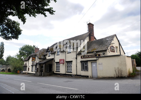 Le Lion Hotel à Leintwardine, Herefordshire - comme de nombreux pubs de Grande-Bretagne et fermé à la recherche d'un acheteur (août 2009) UK Banque D'Images