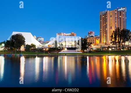 Lac Torrens réflexions de la ville d'Adélaïde. Banque D'Images