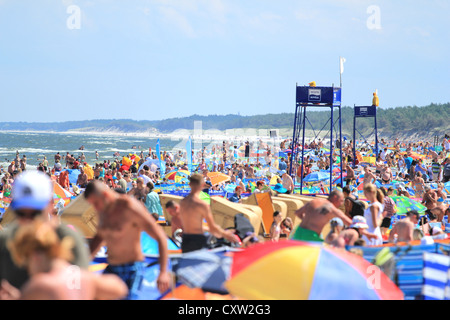 Plage bondée de Leba, côte de la mer Baltique, Pologne Banque D'Images