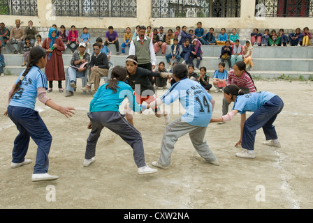 Les filles de différentes écoles à concurrence de Kabaddi Keylong, Inde du Nord Banque D'Images