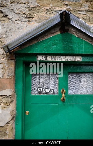 Un signe sur la porte de la salle historique pub le Sun Inn à Leintwardine, Herefordshire après la mort de propriet Banque D'Images