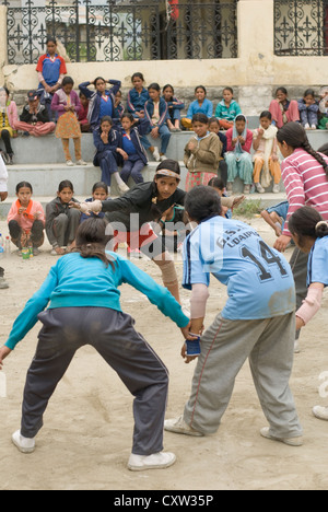 Les filles de différentes écoles à concurrence de Kabaddi Keylong, Inde du Nord Banque D'Images