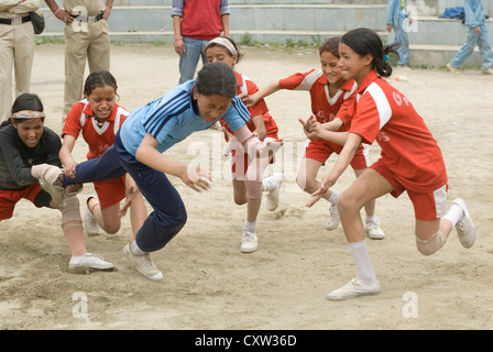 Les filles de différentes écoles à concurrence de Kabaddi Keylong, Inde du Nord Banque D'Images