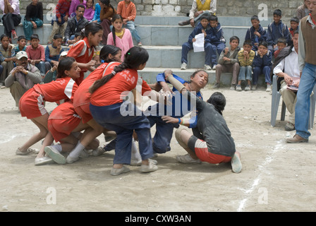 Les filles de différentes écoles à concurrence de Kabaddi Keylong, Inde du Nord Banque D'Images