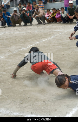 Les filles de différentes écoles à concurrence de Kabaddi Keylong, Inde du Nord Banque D'Images