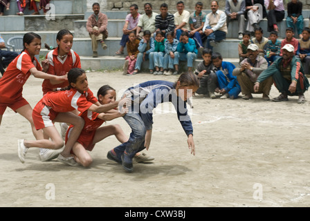 Les filles de différentes écoles à concurrence de Kabaddi Keylong, Inde du Nord Banque D'Images