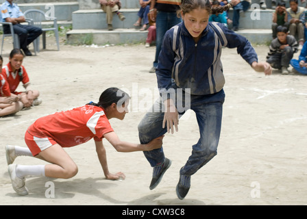 Les filles de différentes écoles à concurrence de Kabaddi Keylong, Inde du Nord Banque D'Images