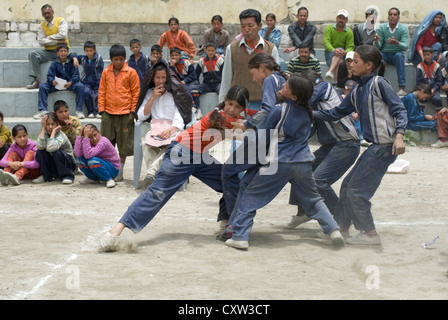 Les filles de différentes écoles à concurrence de Kabaddi Keylong, Inde du Nord Banque D'Images