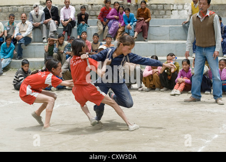 Les filles de différentes écoles à concurrence de Kabaddi Keylong, Inde du Nord Banque D'Images