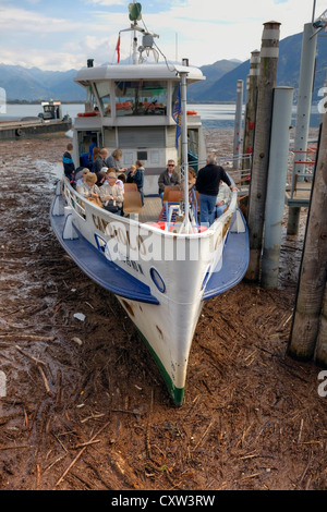 Après les tempêtes, est la baie de Locarno, Tessin, Suisse contaminée pour semaines avec du bois flotté Banque D'Images