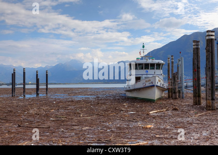 Après les tempêtes, est la baie de Locarno, Tessin, Suisse contaminée pour semaines avec du bois flotté Banque D'Images