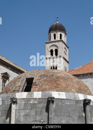 Grande Fontaine d'Onofrio avec la tour du monastère franciscain de l'arrière-plan. Dubrovnik, Croatie. Banque D'Images