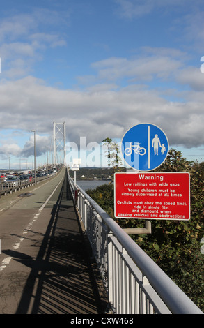 La mise en queue sur le pont de Forth Road Scotland Octobre 2012 Banque D'Images