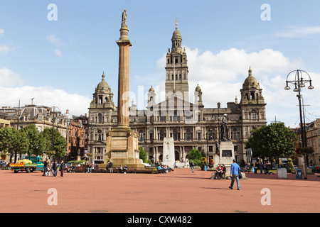 Vue vers l'est sur George Square avec l'ancien tarmac rouge jusqu'aux chambres de la ville de Glasgow City Centre, Écosse, Royaume-Uni, Europe Banque D'Images