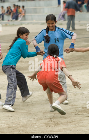 Les filles de différentes écoles à concurrence de Kabaddi Keylong, Inde du Nord Banque D'Images