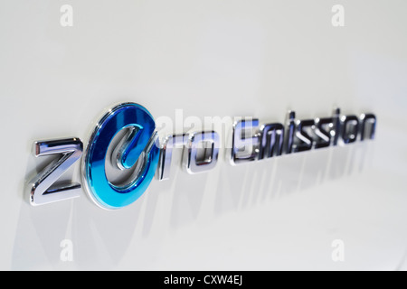 Détail de l'insigne sur zéro émission Nissan électrique voiture à Paris Motor Show 2012 Banque D'Images