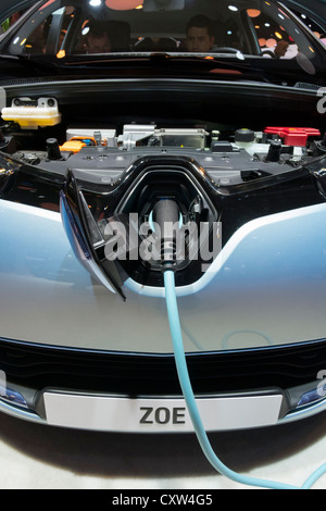 Détail de la voiture électrique Renault Zoe avec câble de chargement du plug-in à Paris Motor Show 2012 Banque D'Images