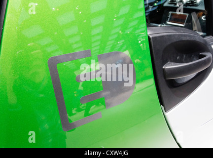 Détail de plug-in voiture électrique symbole sur electric SMART à Paris Motor Show 2012 Banque D'Images