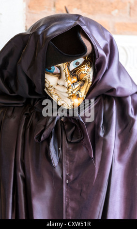Un mannequin portant un masque vénitien typique, dans ce cas, une version moderne de la larve blanche ou volto, toujours porté avec un tricorne Banque D'Images