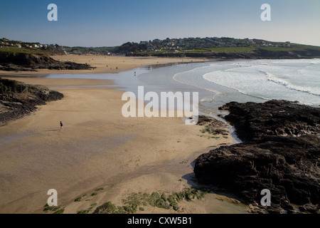 Plage de Polzeath Angleterre Cornwall à marée basse. Connu pour sa plage de sable fin et populaire auprès des vacanciers et des surfeurs. Banque D'Images