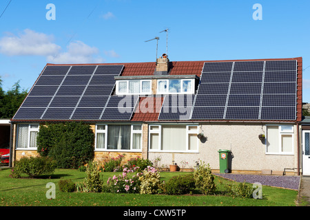 Maison mitoyenne dorma bungalows avec des panneaux solaires sur le toit Hilmorton Road Rugby UK Banque D'Images