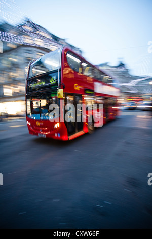 London Bus en mouvement - Déménagement London Bus, Bus Londres rouge, Motion Blur Banque D'Images