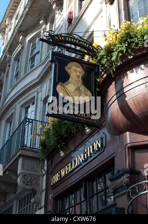 Le Wellington pub, The Strand, London, UK Banque D'Images