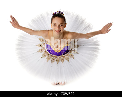 Teenage ballerine en tutu violet et blanc Banque D'Images