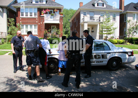 Flics de Grosse Pointe Park police department détenir et recherchez deux jeunes, Michigan, USA Banque D'Images