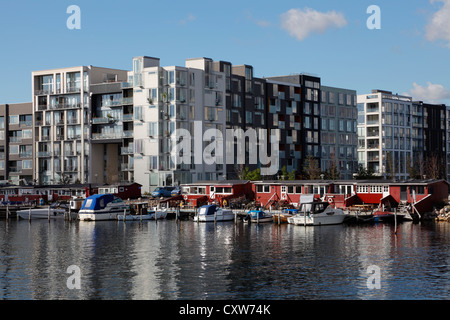 Bâtiments résidentiels modernes avec des canaux de Venise comme entre les bâtiments de Sluseholmen à Copenhague, un ancien domaine des friches industrielles. Banque D'Images