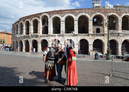 Les caractères romains en dehors de l'Arène de Vérone, la Piazza Bra, Verona, Verona Province, Région du Veneto, Italie Banque D'Images