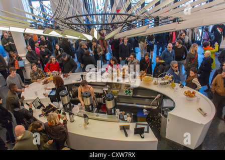 New York City, NY, États-Unis, vue aérienne, grande foule de gens dans la zone de bar du 'public Theater', Open House Festival, à , Manhattan, intérieurs contemporains, pub animé, bar bondé à l'intérieur Banque D'Images