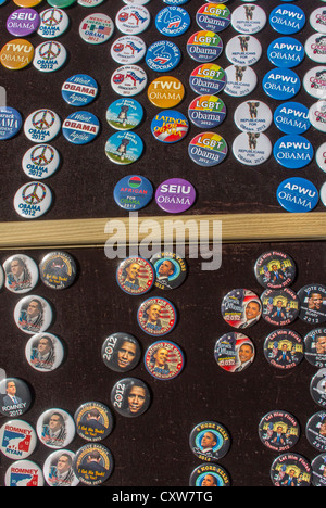 New York City, NY, États-Unis, les boutons de campagne présidentielle du président Obama sur l'affichage sur le vendeur de rue dans la zone East Village, Manhattan, les travailleurs de campagne avec des panneaux de campagne, Banque D'Images