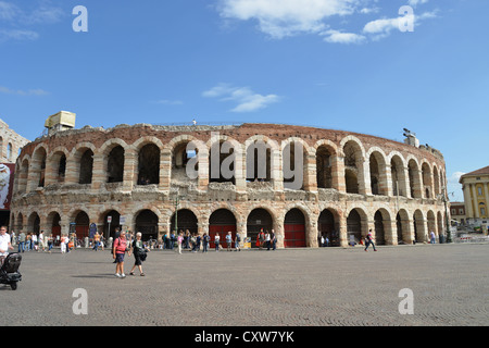 L'Arène de Vérone, la Piazza Bra, Verona, Verona Province, Région du Veneto, Italie Banque D'Images