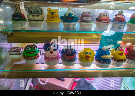 New York City, NY, USA, American Cupcakes sur l'affichage dans la vitrine de la boulangerie 'Eleni', dans le marché de Chelsea, centre commercial, Manhattan, pâtisserie New york Banque D'Images