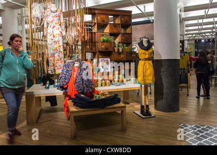 New York, NY, USA, les gens de shopping dans le magasin de vêtements 'anthropologie', Chelsea Market, Centre Commercial, mannequins de mode, Manhattan Banque D'Images