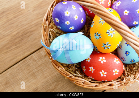 Panier de Pâques avec les œufs décorés Banque D'Images