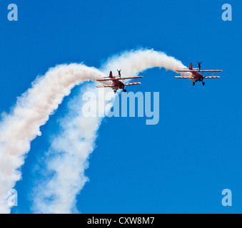 Les marcheurs de l'aile de l'équipe d'affichage Breitling effectuer sur les biplans à Air Show à Weston-super-Mare le mardi 24 juillet 2012 Banque D'Images