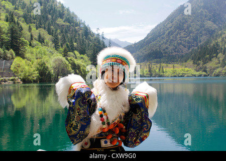 Un touriste chinois traditionnel, habillé dans le lac coloré à la réserve naturelle de Jiuzhaigou, Sichuan, du nord ouest de la Chine. Banque D'Images