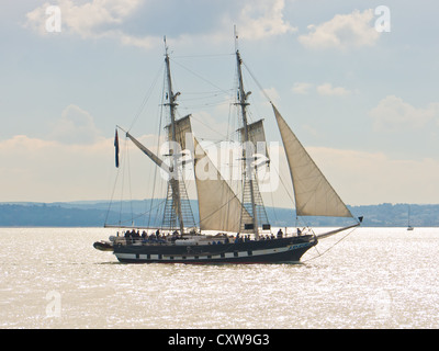 TS royaliste, un navire-école des cadets de la mer, voiles dans le port de Portsmouth, Royaume-Uni Banque D'Images