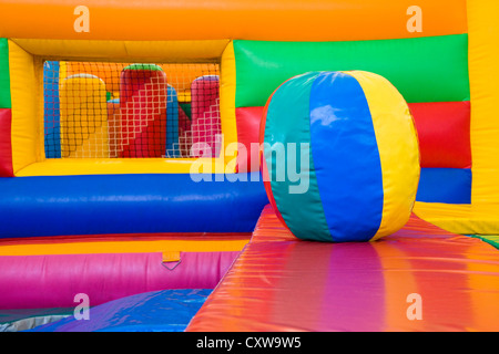 Selective focus sur les boules de couleur un dans un centre de jeux pour enfants Banque D'Images