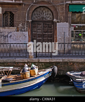 Un bateau de transport de Venise en bonbonnes de vin sur la proue Banque D'Images