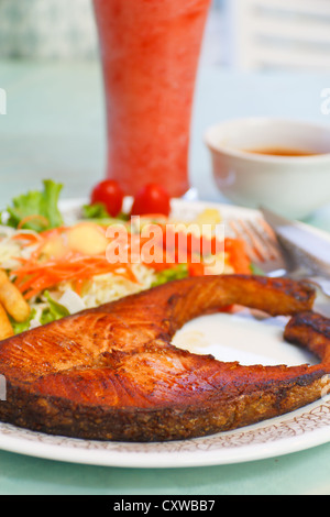 Pavé de saumon grillé croustillant avec tomates cerises et salade Banque D'Images