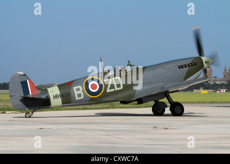 Supermarine Spitfire MK IX World War 2 avions de circuler sur le terrain pour un affichage d'air Banque D'Images