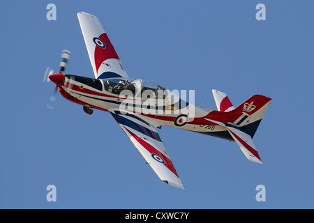 Royal Air Force RAF Tucano T1 militaire avion d'hélice avion avion voler en avion dans l'air couleurs spéciales d'affichage bleu ciel Banque D'Images